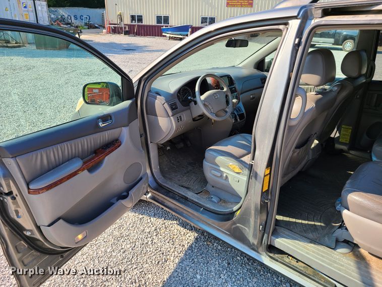 image for item GT9171 2005 Toyota Sienna XLE  van