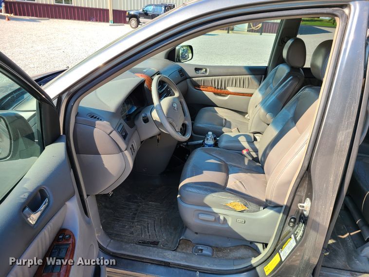 image for item GT9171 2005 Toyota Sienna XLE  van