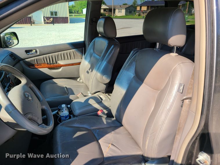 image for item GT9171 2005 Toyota Sienna XLE  van