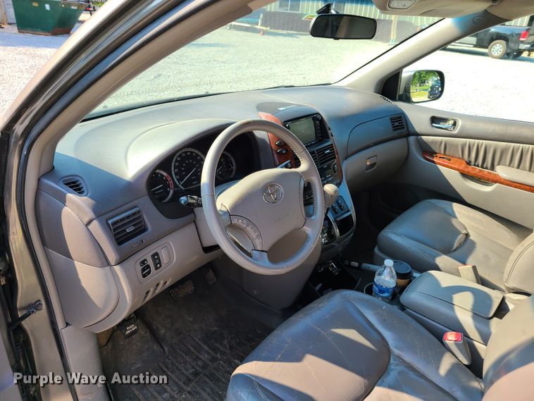 image for item GT9171 2005 Toyota Sienna XLE  van