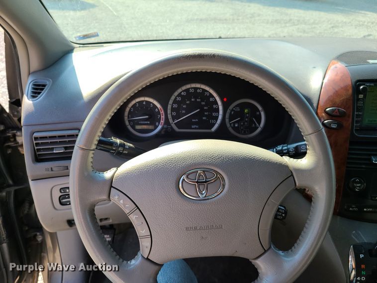 image for item GT9171 2005 Toyota Sienna XLE  van