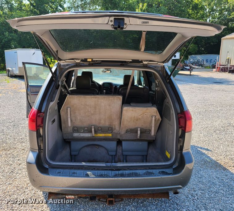 image for item GT9171 2005 Toyota Sienna XLE  van