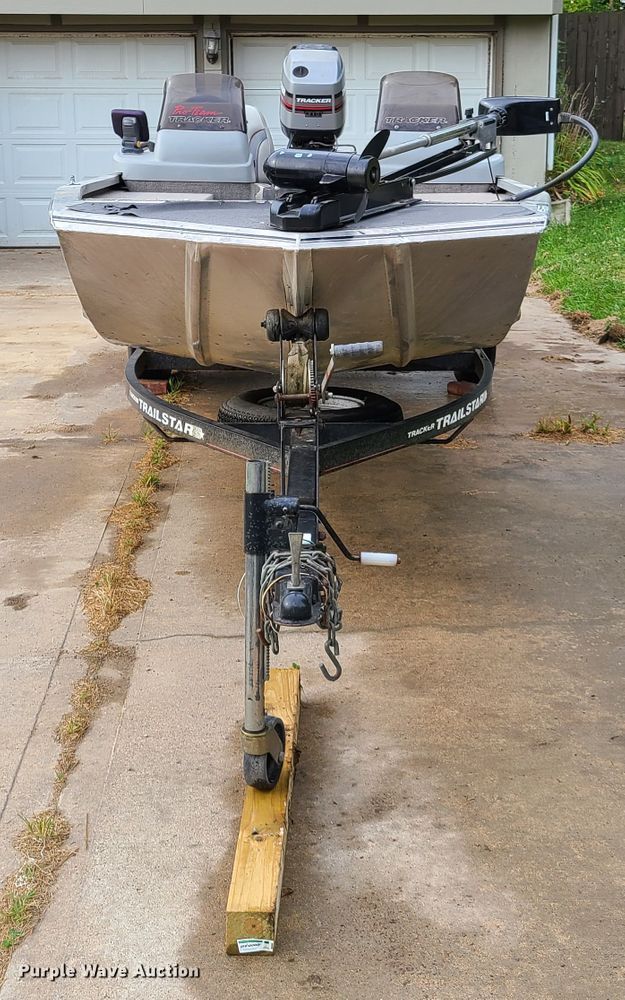 image for item GT9211 1996 Bass Tracker Pro 18  boat