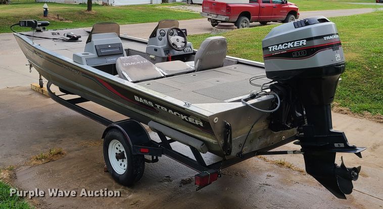 image for item GT9211 1996 Bass Tracker Pro 18  boat
