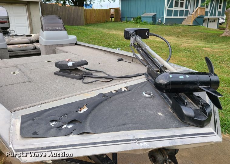 image for item GT9211 1996 Bass Tracker Pro 18  boat