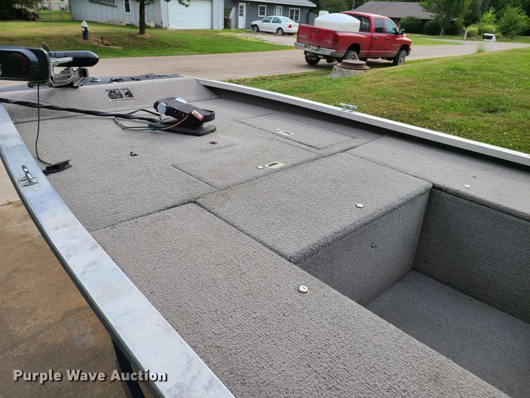 image for item GT9211 1996 Bass Tracker Pro 18  boat