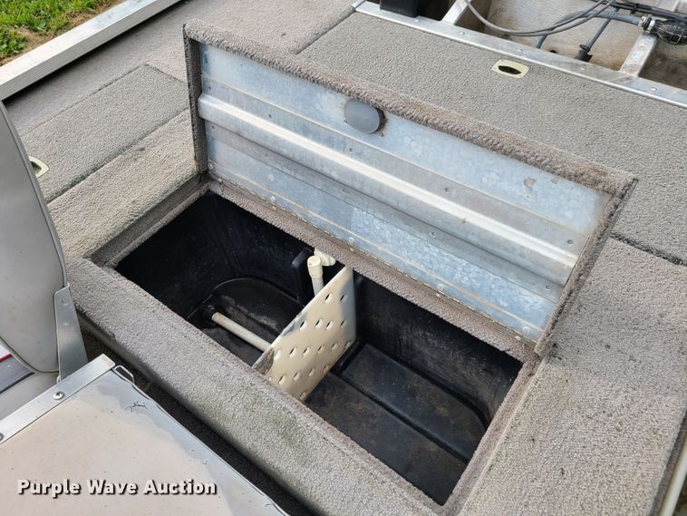 image for item GT9211 1996 Bass Tracker Pro 18  boat