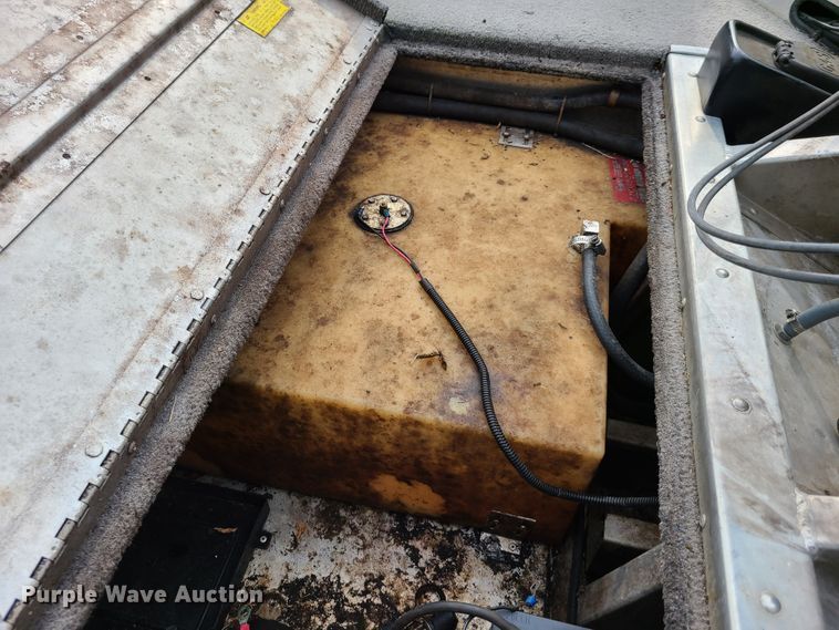 image for item GT9211 1996 Bass Tracker Pro 18  boat