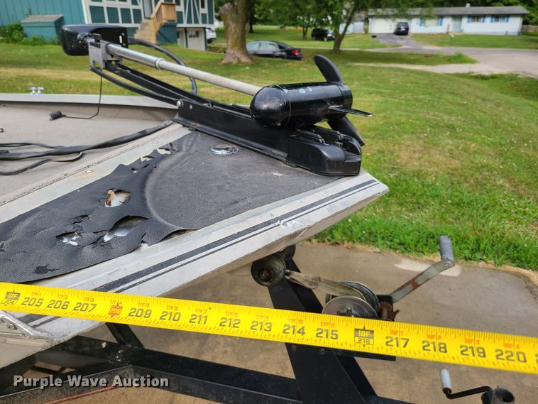 image for item GT9211 1996 Bass Tracker Pro 18  boat