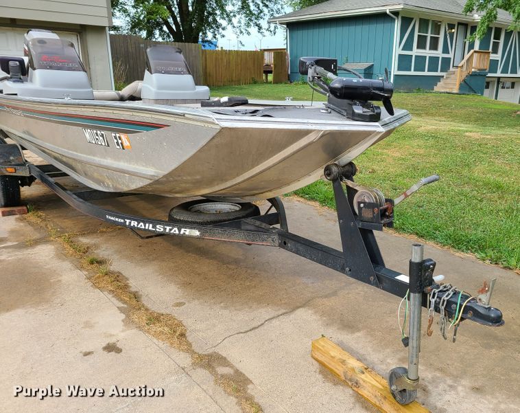 image for item GT9211 1996 Bass Tracker Pro 18  boat