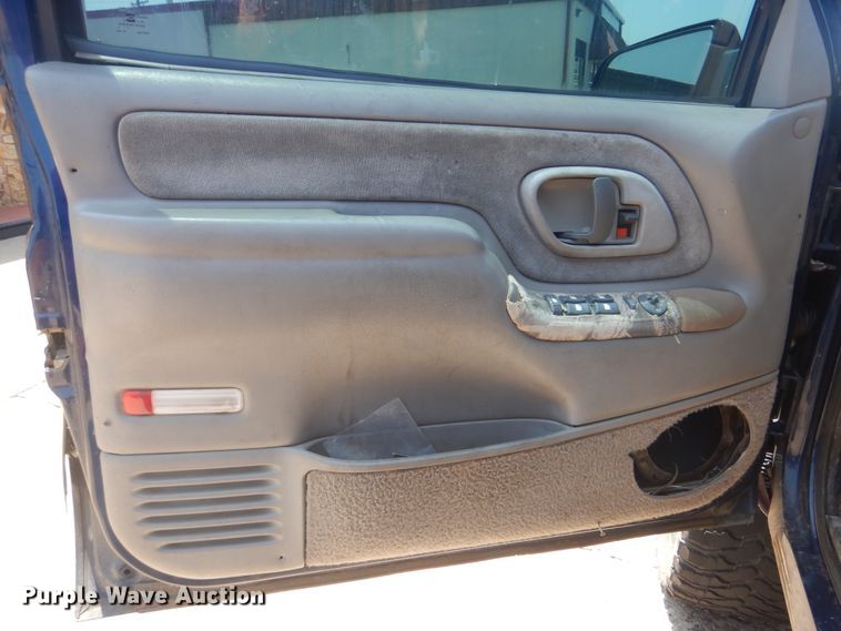 image for item HJ9816 2000 Chevrolet Tahoe  SUV