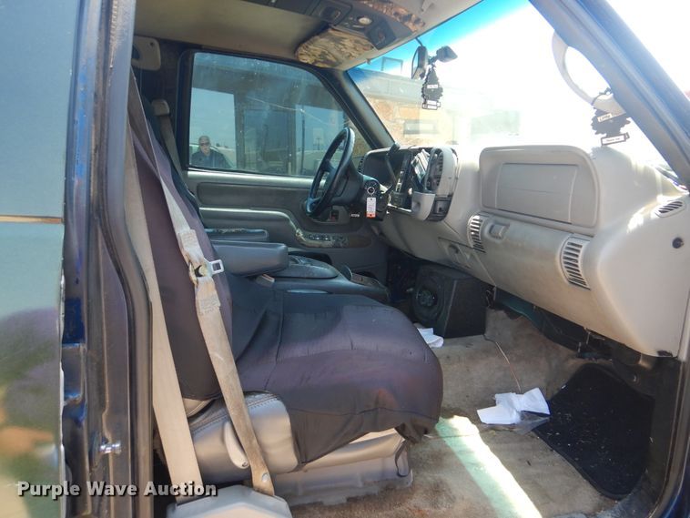 image for item HJ9816 2000 Chevrolet Tahoe  SUV