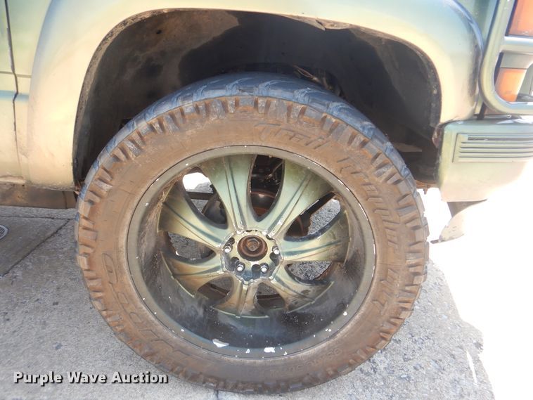 image for item HJ9816 2000 Chevrolet Tahoe  SUV