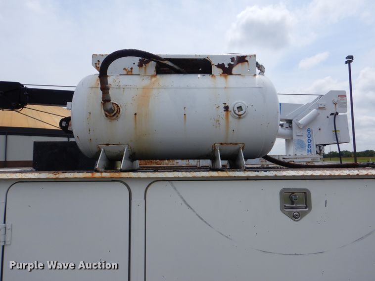 image for item HJ9827 1995 Peterbilt 330  utility bed truck with crane