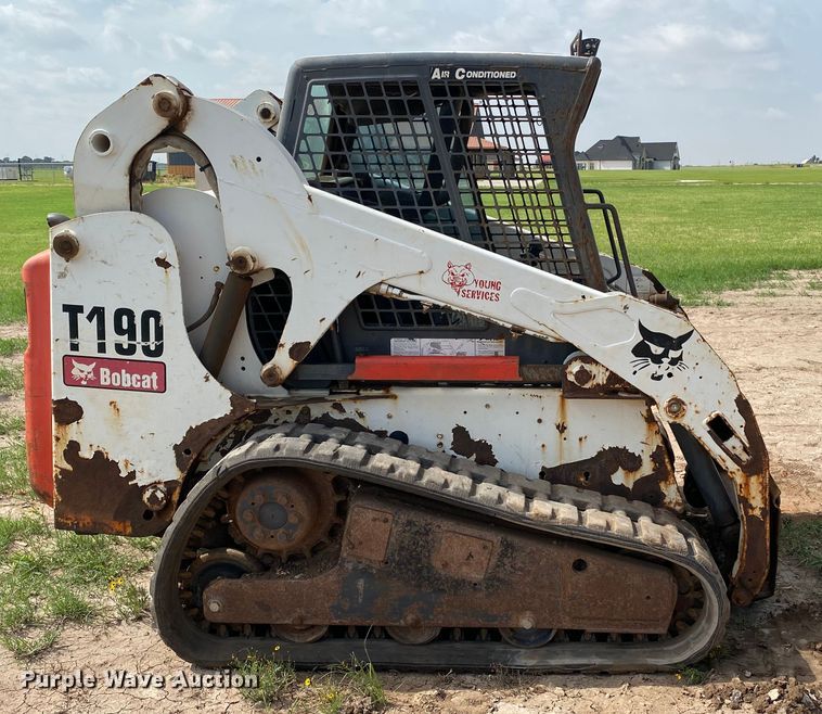 image for item HM9148 2002 Bobcat T190  tracked skid steer loader