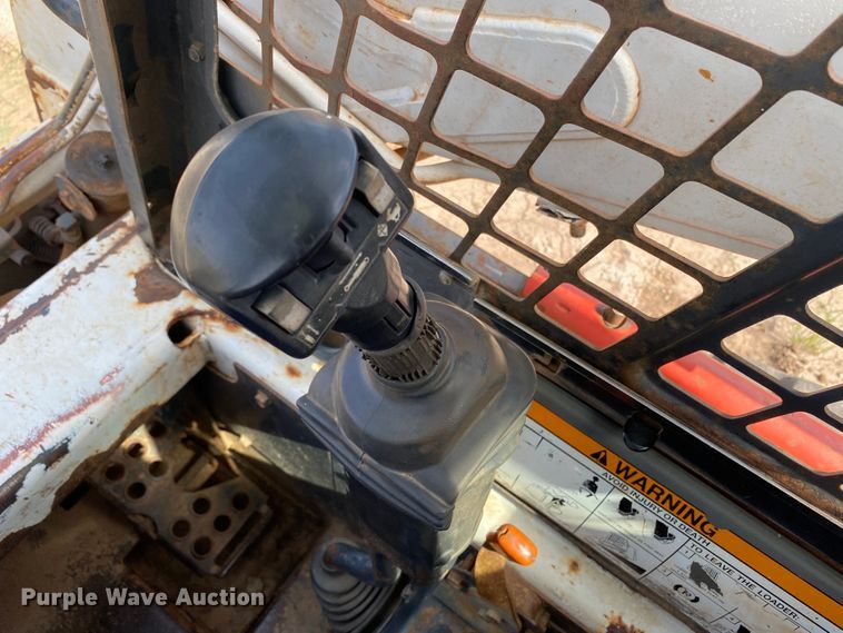 image for item HM9148 2002 Bobcat T190  tracked skid steer loader