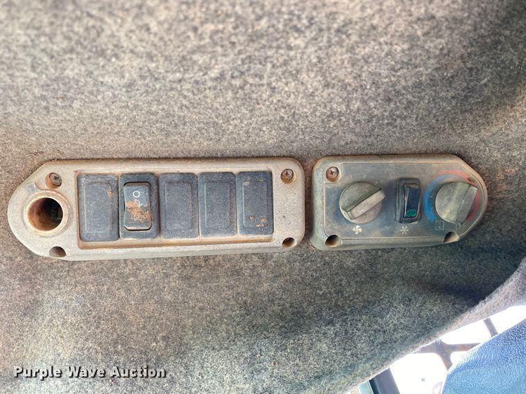 image for item HM9148 2002 Bobcat T190  tracked skid steer loader