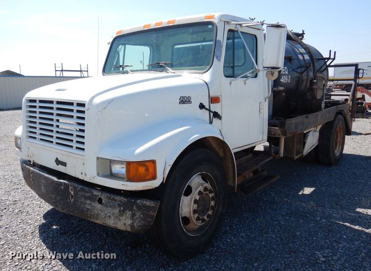 image for item HO9766 2001 International 4700  vacuum truck