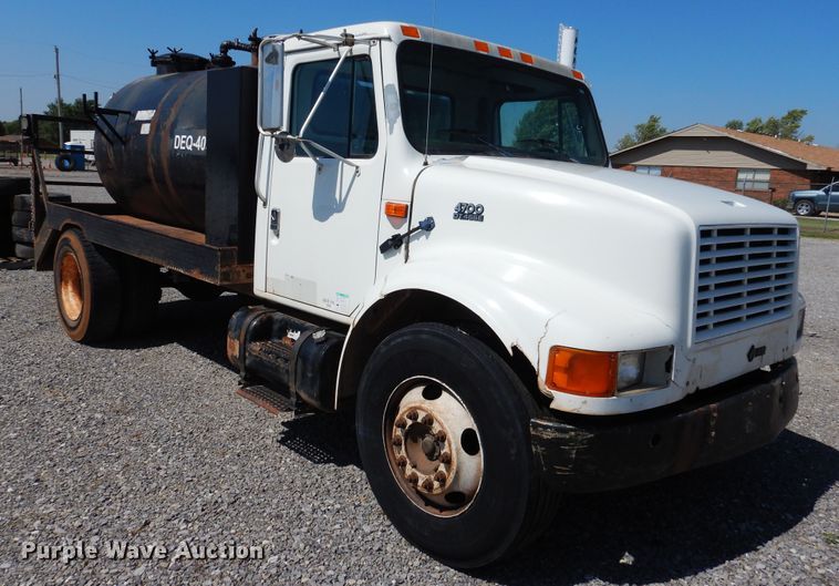 image for item HO9766 2001 International 4700  vacuum truck