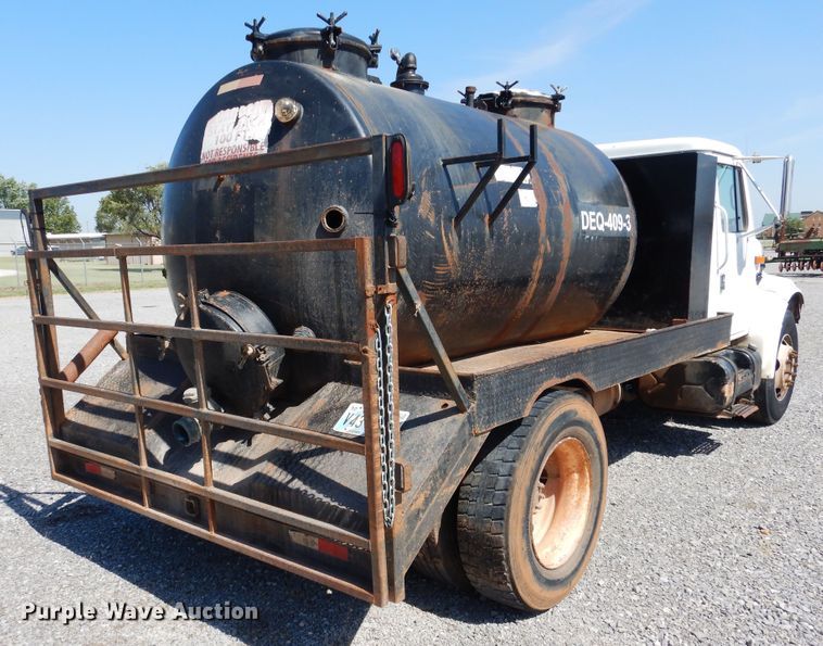 image for item HO9766 2001 International 4700  vacuum truck