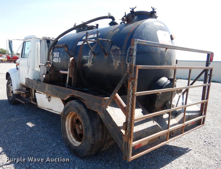 image for item HO9766 2001 International 4700  vacuum truck