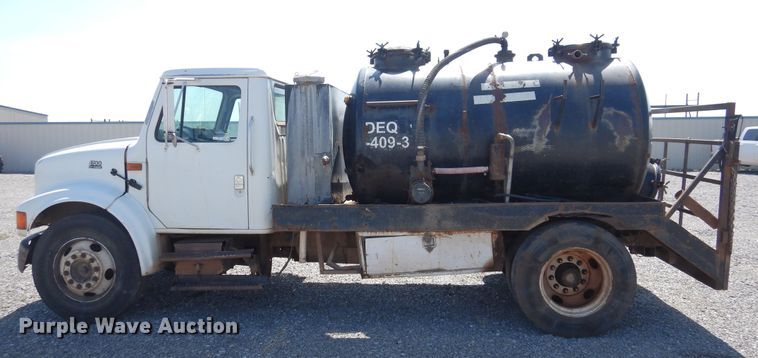 image for item HO9766 2001 International 4700  vacuum truck