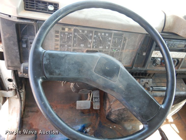 image for item HO9766 2001 International 4700  vacuum truck