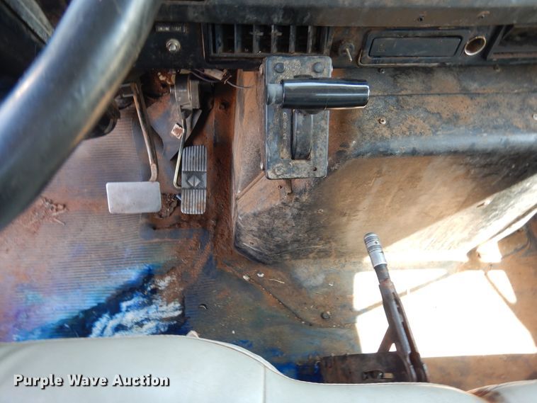 image for item HO9766 2001 International 4700  vacuum truck