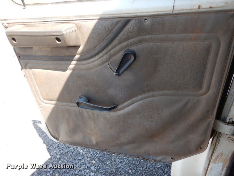 image for item HO9766 2001 International 4700  vacuum truck