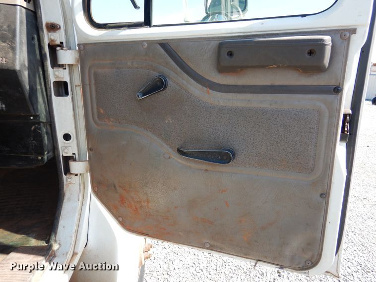 image for item HO9766 2001 International 4700  vacuum truck