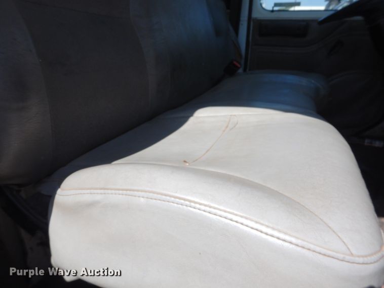 image for item HO9766 2001 International 4700  vacuum truck