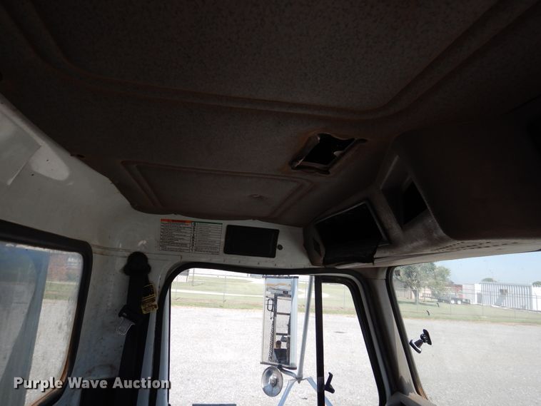 image for item HO9766 2001 International 4700  vacuum truck