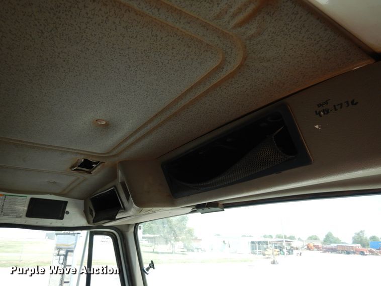 image for item HO9766 2001 International 4700  vacuum truck