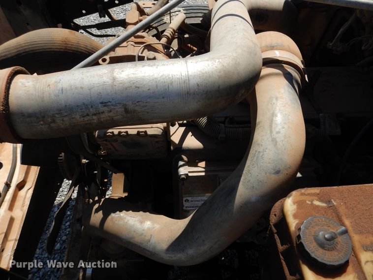 image for item HO9766 2001 International 4700  vacuum truck