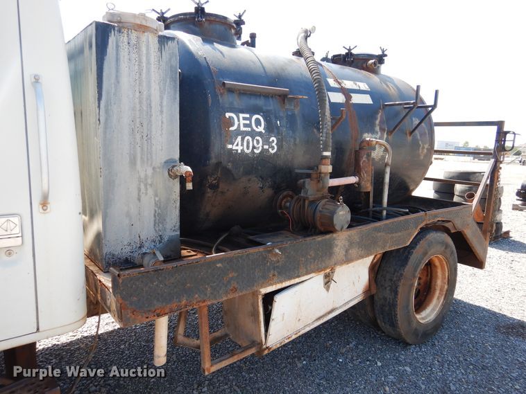 image for item HO9766 2001 International 4700  vacuum truck