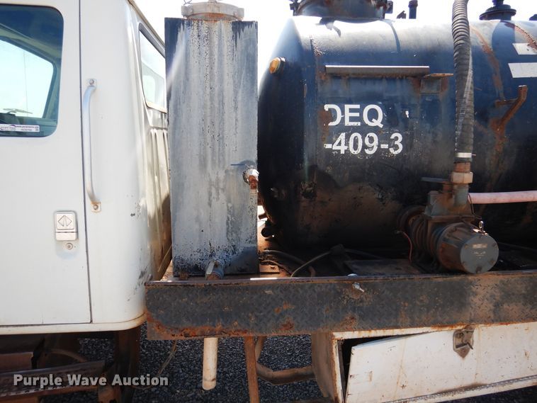 image for item HO9766 2001 International 4700  vacuum truck