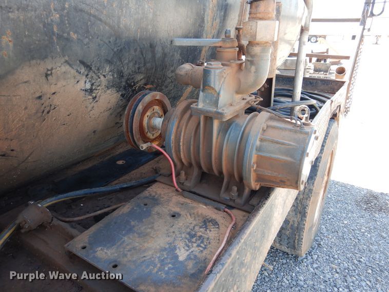 image for item HO9766 2001 International 4700  vacuum truck