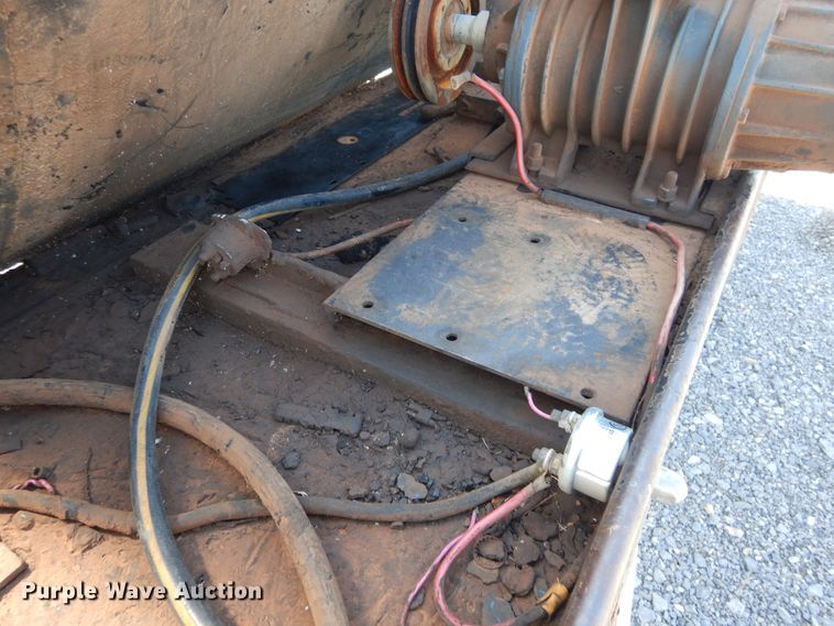 image for item HO9766 2001 International 4700  vacuum truck