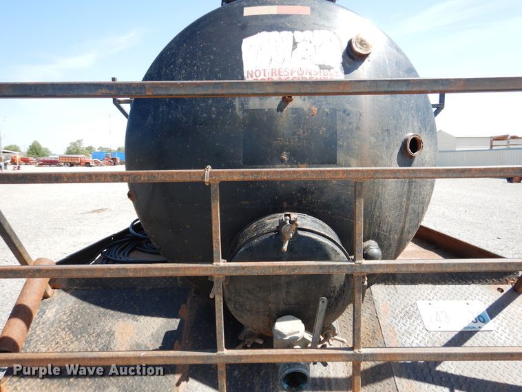 image for item HO9766 2001 International 4700  vacuum truck