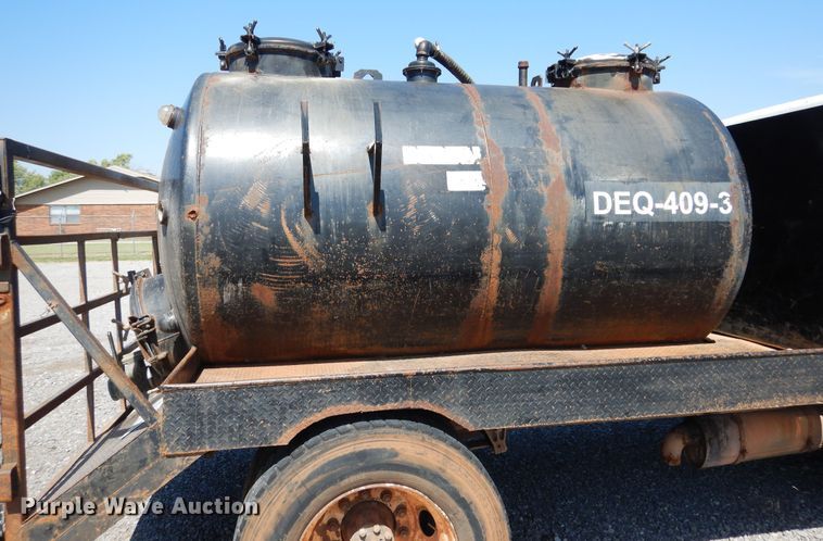 image for item HO9766 2001 International 4700  vacuum truck