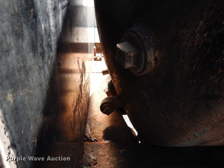 image for item HO9766 2001 International 4700  vacuum truck