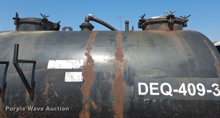 image for item HO9766 2001 International 4700  vacuum truck