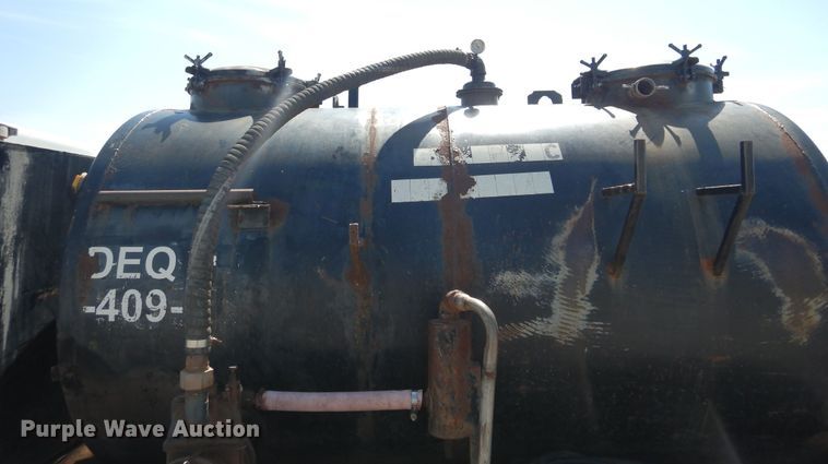 image for item HO9766 2001 International 4700  vacuum truck