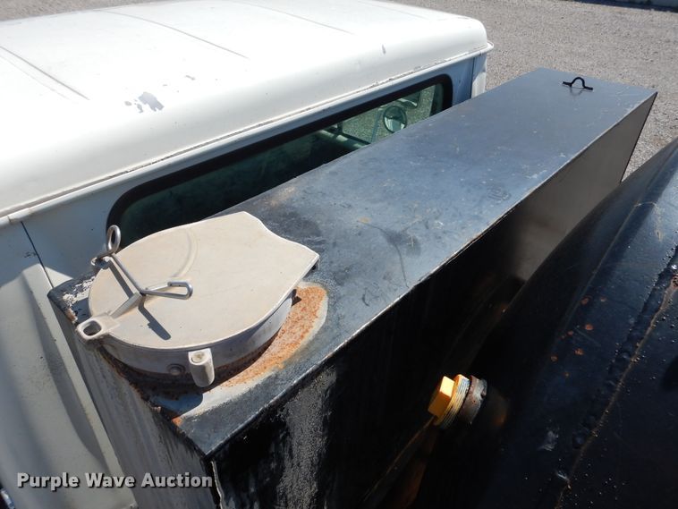 image for item HO9766 2001 International 4700  vacuum truck