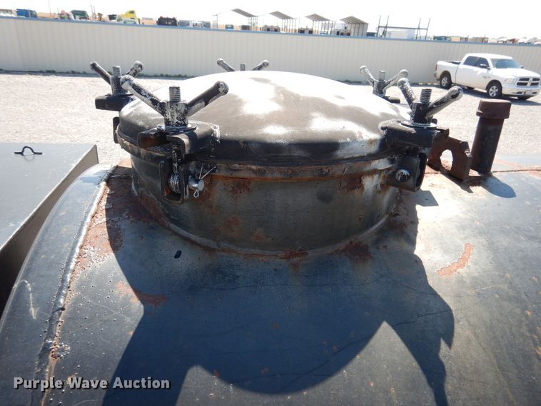 image for item HO9766 2001 International 4700  vacuum truck