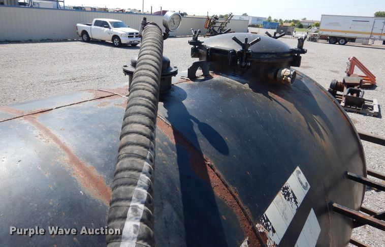 image for item HO9766 2001 International 4700  vacuum truck