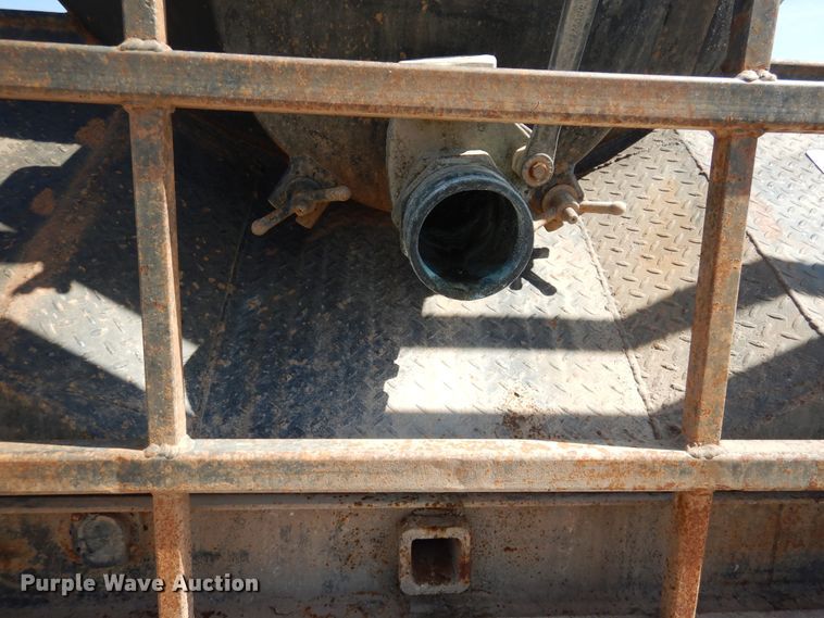 image for item HO9766 2001 International 4700  vacuum truck