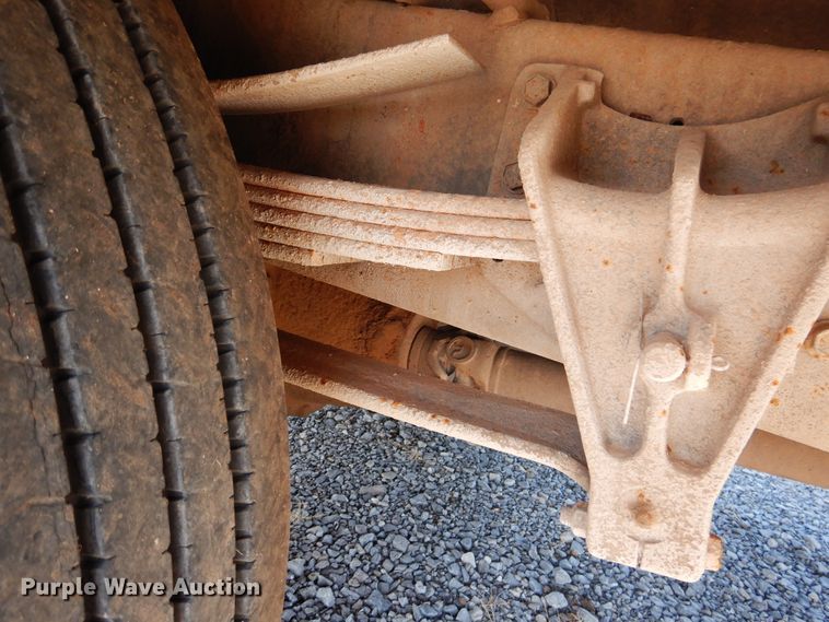 image for item HO9766 2001 International 4700  vacuum truck