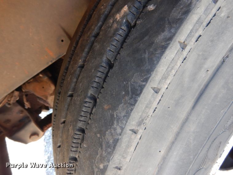 image for item HO9766 2001 International 4700  vacuum truck