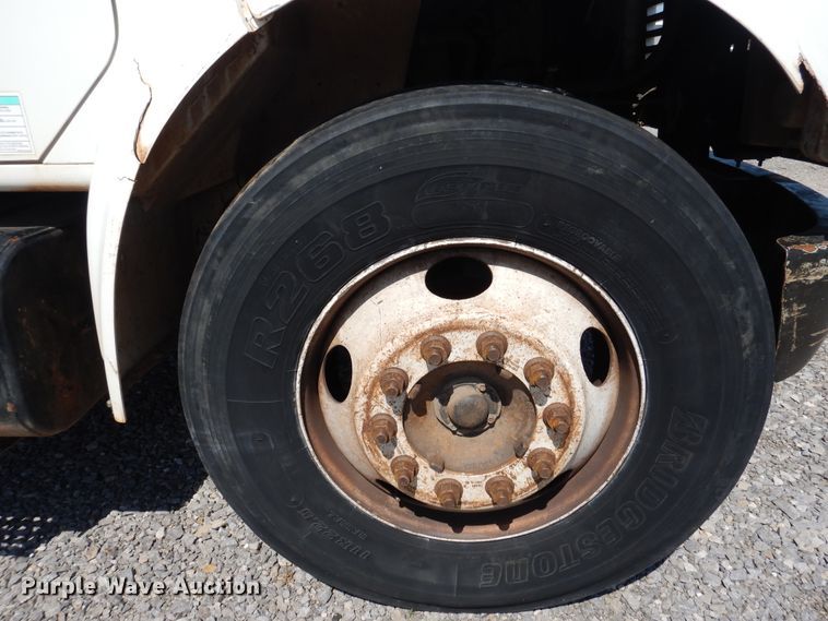 image for item HO9766 2001 International 4700  vacuum truck